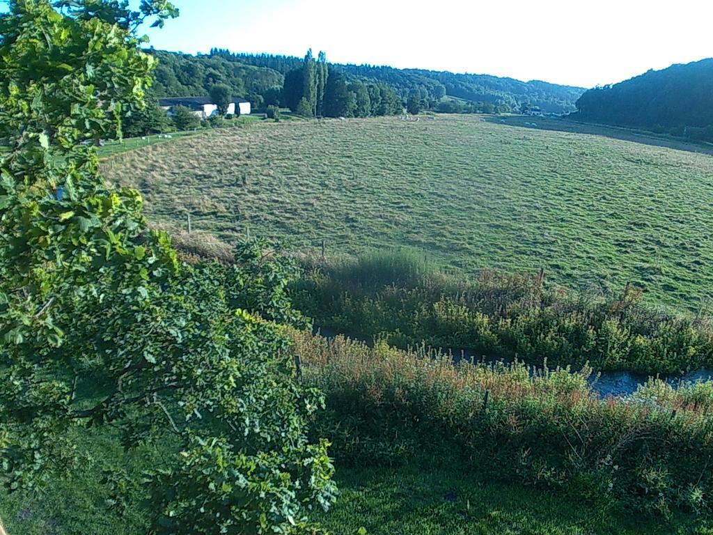 Cabane Perchee Dans La Prairie De L'Ancien Moulin Valmont  Bilik gambar