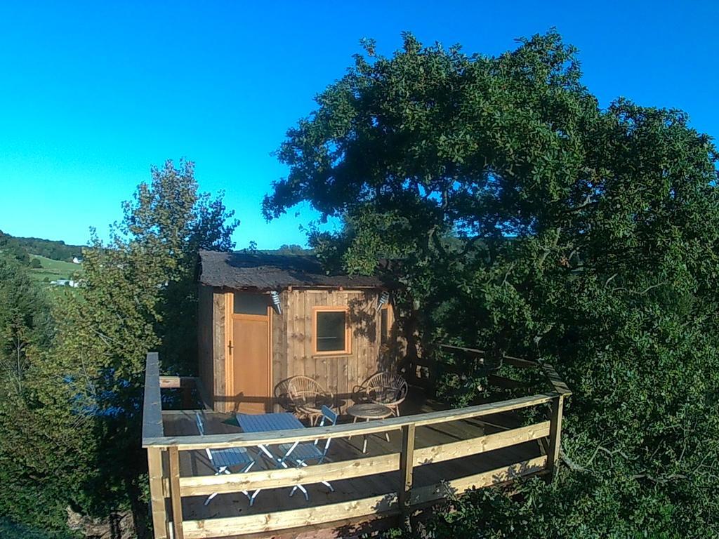 Cabane Perchee Dans La Prairie De L'Ancien Moulin Valmont  Bilik gambar